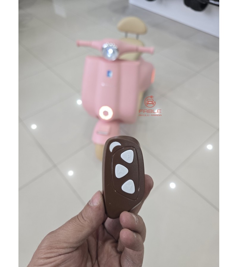 Vespa Akülü Motor! 12V, Uzaktan Kumandalı, Çift Motor, Ön Far, Deri Koltuk!