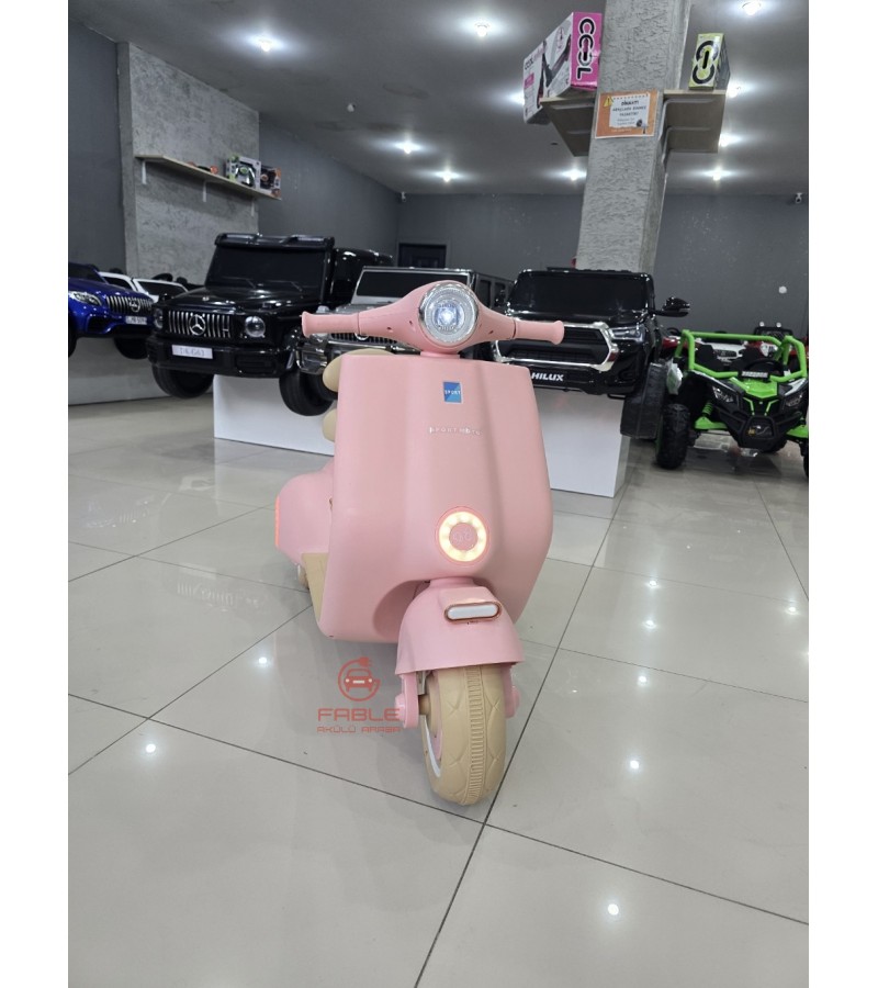 Vespa Akülü Motor! 12V, Uzaktan Kumandalı, Çift Motor, Ön Far, Deri Koltuk!