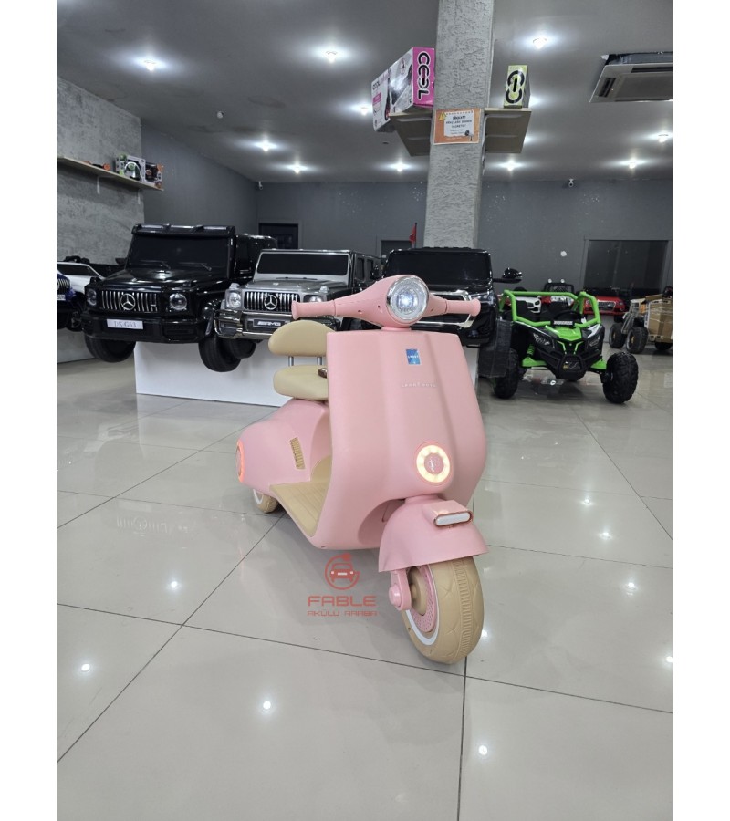 Vespa Akülü Motor! 12V, Uzaktan Kumandalı, Çift Motor, Ön Far, Deri Koltuk!