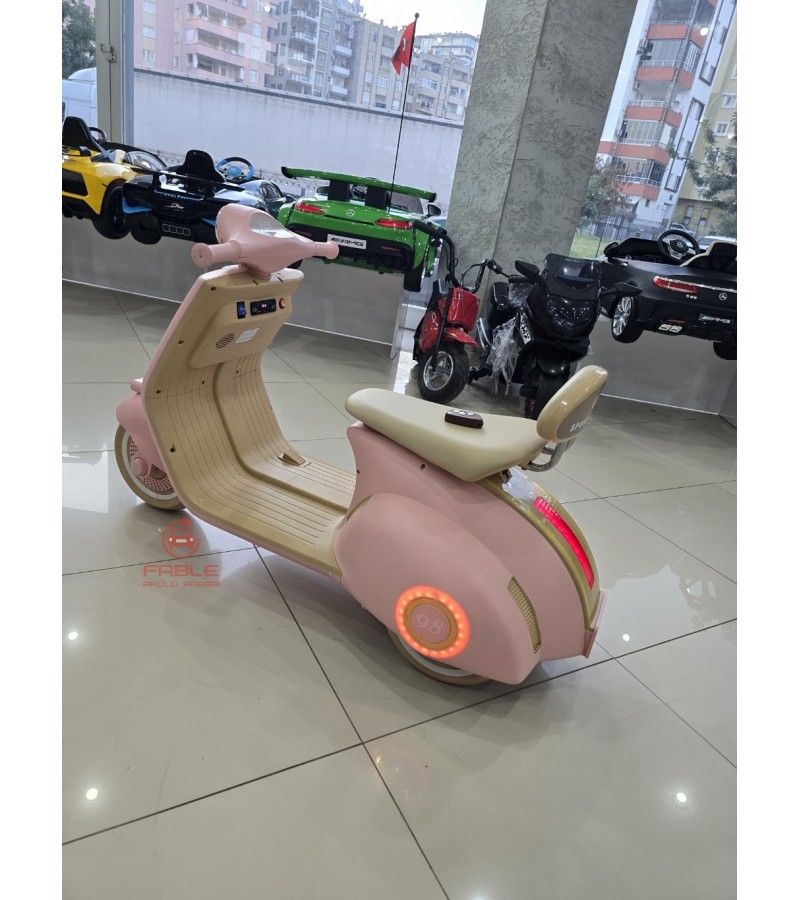Vespa Akülü Motor! 12V, Uzaktan Kumandalı, Çift Motor, Ön Far, Deri Koltuk!