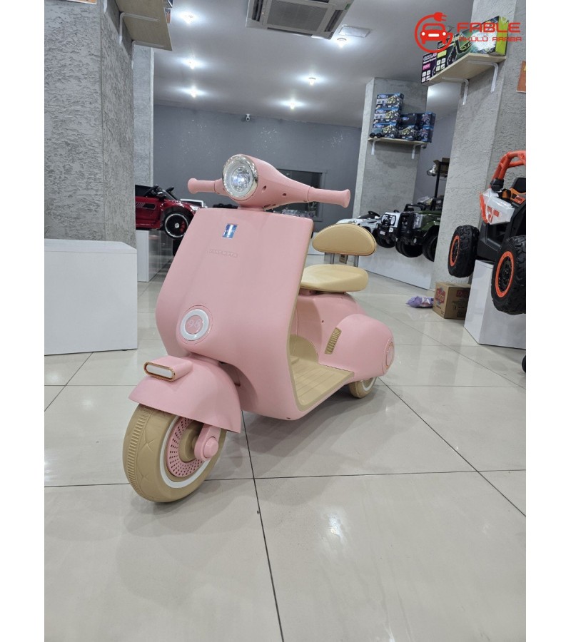Vespa Akülü Motor! 12V, Uzaktan Kumandalı, Çift Motor, Ön Far, Deri Koltuk!